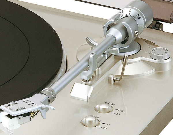 https://dfxqtqxztmxwe.cloudfront.net/images/dynamic/Platines_vinyle/articles/Denon/DENONDPF300/Denon-DP-300F-Silver_Vd1_600.jpg