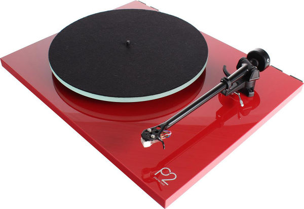 https://dfxqtqxztmxwe.cloudfront.net/images/dynamic/Platines_vinyle/articles/Rega/REGAPLANAR2CARBRG/Rega-Planar-2-Rouge-laque-Carbon-MM_3QD_600.jpg